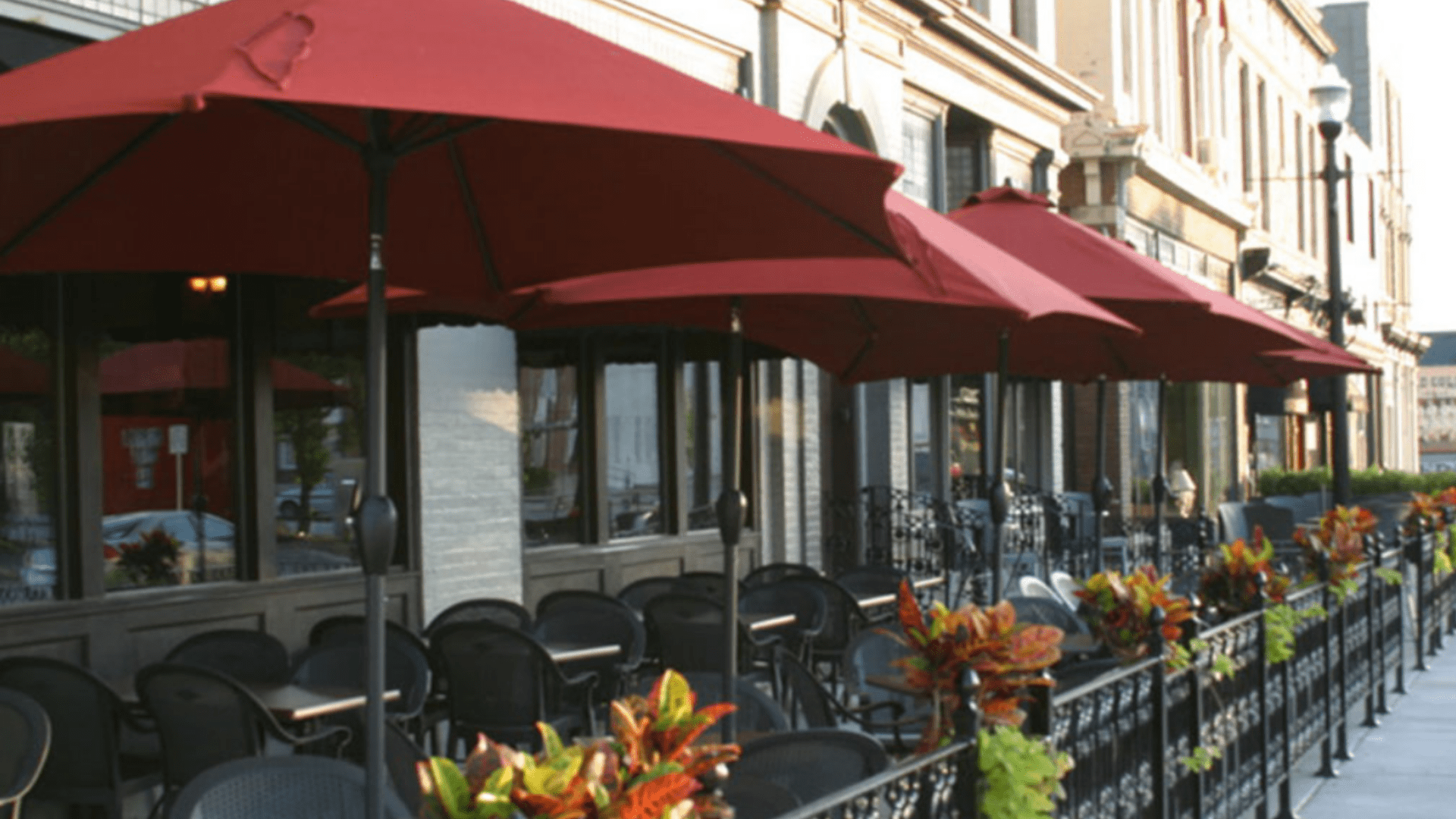 EXPERIENCE A RELAXED AMBIENCE & VIBRANT OUTDOOR DINING